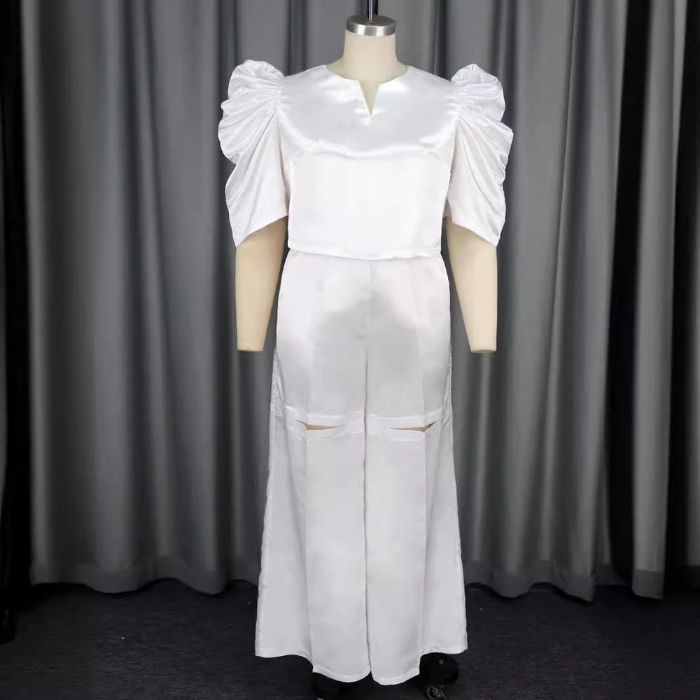 Modischer Damen Overall in Weiß mit weitem Bein, V-Ausschnitt und Taillendetail. Perfekt für Sommer & Freizeit.