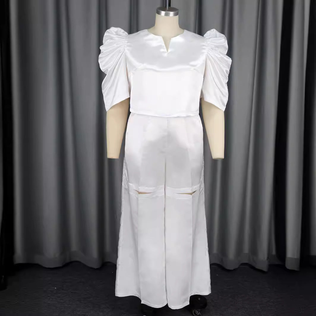 Modischer Damen Overall in Weiß mit weitem Bein, V-Ausschnitt und Taillendetail. Perfekt für Sommer & Freizeit.