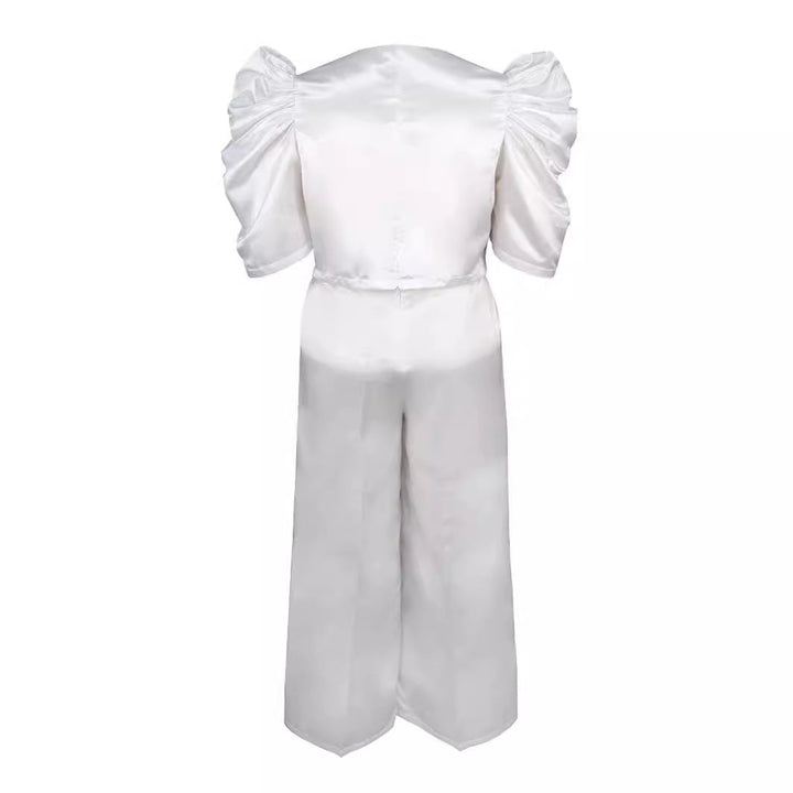 Detailansicht: Taillierter Damen Jumpsuit in Weiß mit eleganten Puffärmeln und weitem Hosenbein. Schicke Frauenmode.