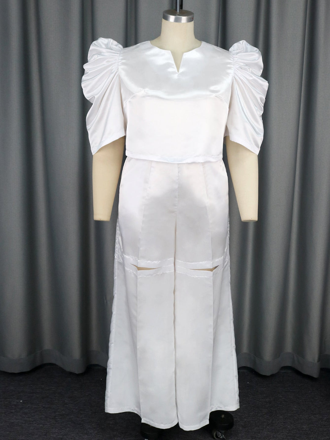 Chic weißer Damen Jumpsuit mit trendigen Puffärmeln und V-Ausschnitt. Eleganter, moderner Overall für jeden Anlass.