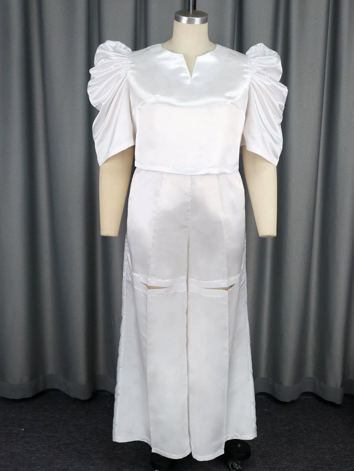 Chic weißer Damen Jumpsuit mit trendigen Puffärmeln und V-Ausschnitt. Eleganter, moderner Overall für jeden Anlass.