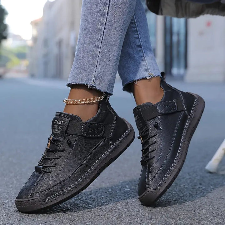Weißer Damen Komfort-Sneaker mit ergonomischem Design für ganztägigen Halt und Fußgesundheit.