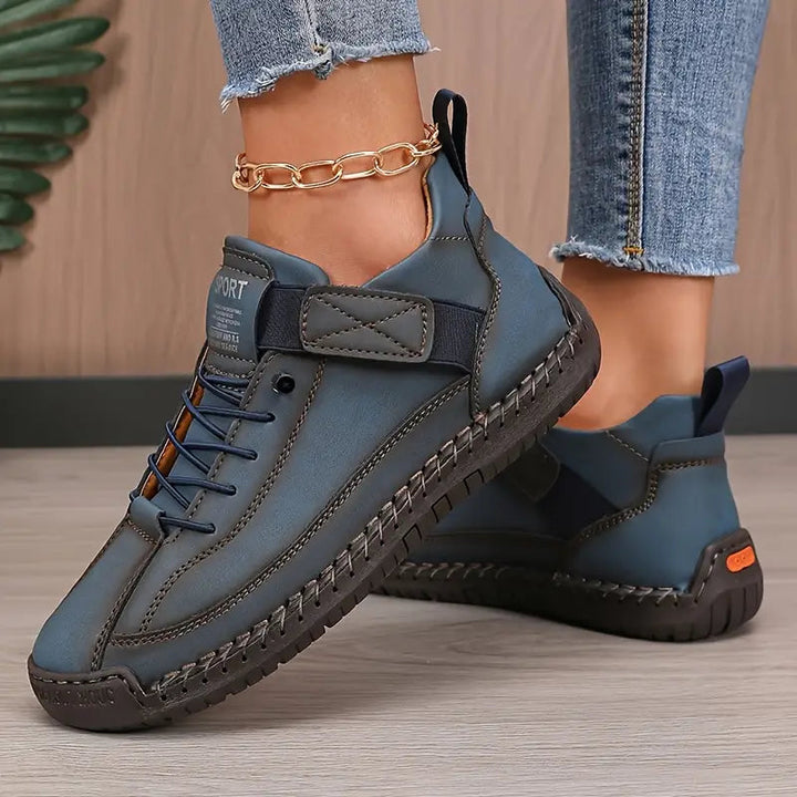 Eine Frau trägt die ergonomischen Damen Komfort-Sneaker beim Gehen, zeigt Komfort & Stil.