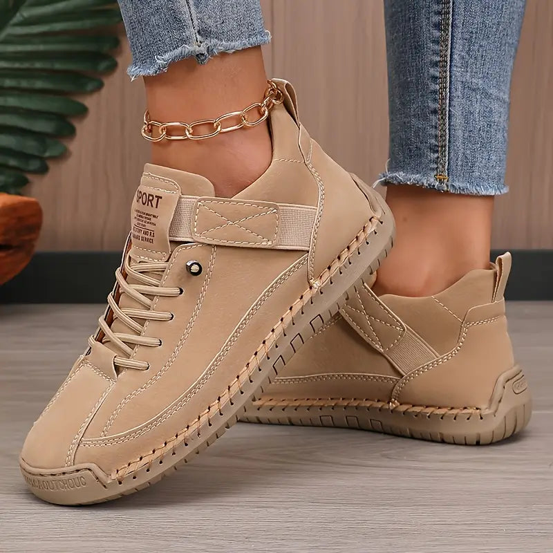 Verstärkte Fersenkappe des bequemen Damensneakers für optimalen Halt und Komfort.