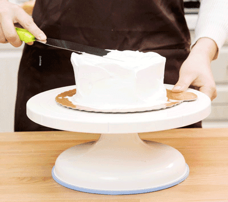 Drehbarer Tortenständer zum einfachen Dekorieren von Kuchen und Präsentieren von Gebäck. Perfekt für die Küche.