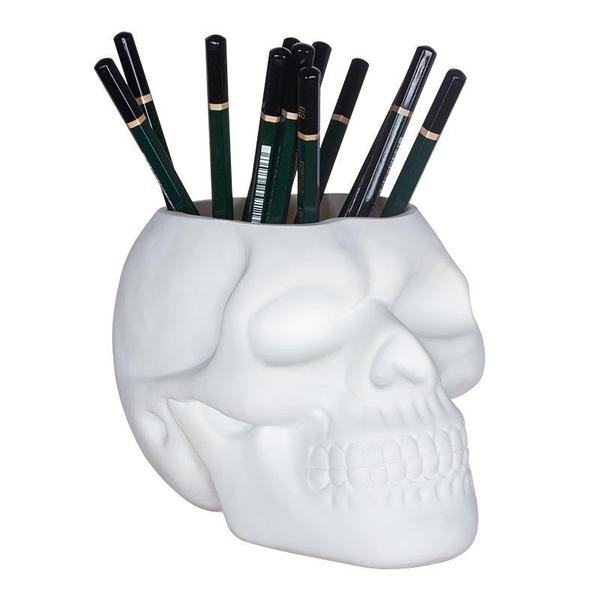 Detailaufnahme eines weißen Totenkopf Pflanztopfs, stilvolle Gothic Deko für Pflanzen, Schreibtisch & mehr.