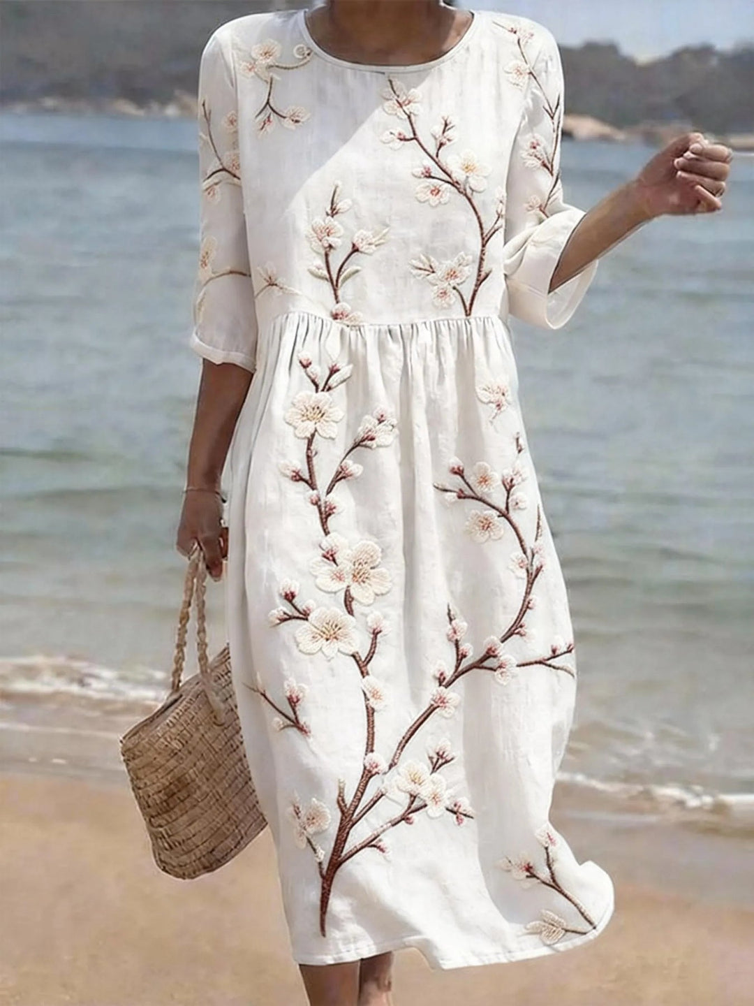 Weißes Damen-Midikleid mit Blumenmuster und Ellenbogenärmeln, lässig und feminin für den Sommer.