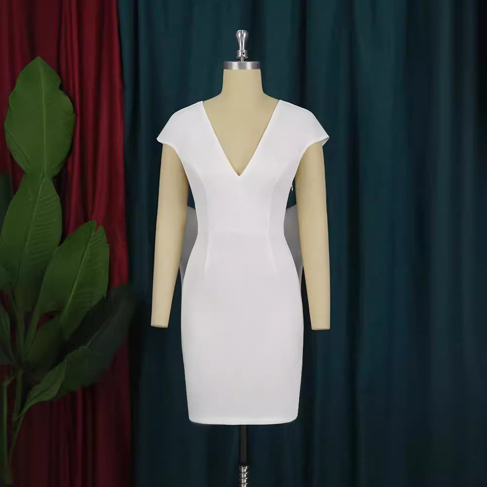 Rückenansicht des schwingenden weißen Partykleides mit V-Ausschnitt. Ein elegantes Abendkleid für Damen.