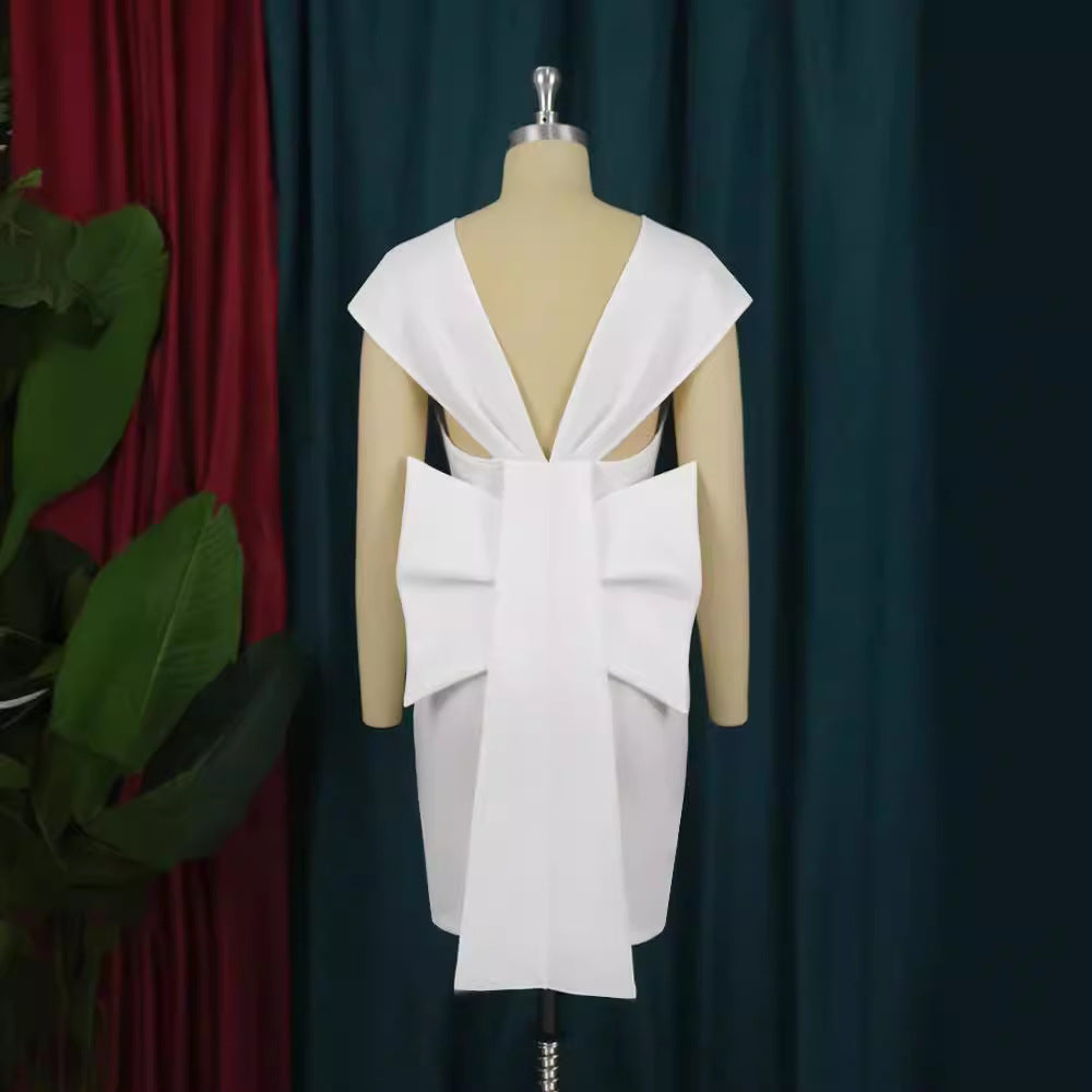 Damen Cocktailkleid weiß, figurbetont und elegant mit V-Ausschnitt. Ideales Abendkleid für festliche Anlässe.