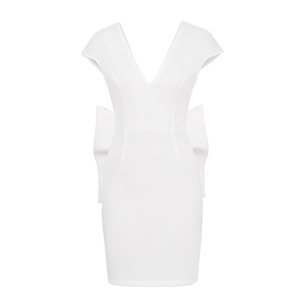 Festliches weißes Damen Cocktailkleid mit V-Ausschnitt. Das elegante Partykleid hat einen figurbetonten Schnitt.