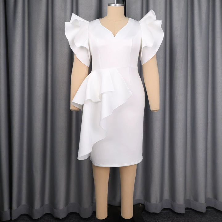 Elegantes figurbetontes Damenkleid mit V-Ausschnitt und Rüschen. Perfekt als Cocktail- oder Abendkleid.
