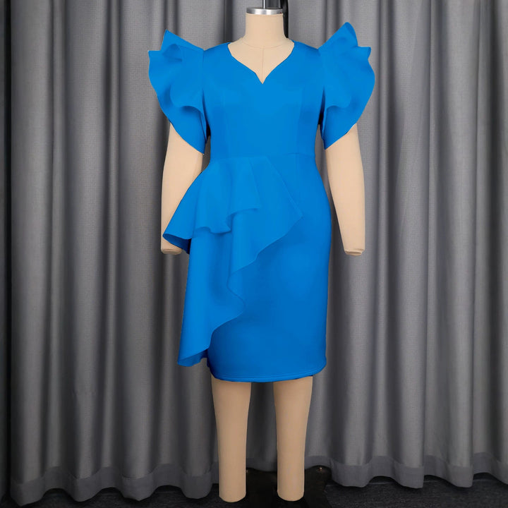 Schwarzes, kurzärmeliges Rüschenkleid für Damen. Figurbetontes, elegantes Anlasskleid mit V-Ausschnitt.