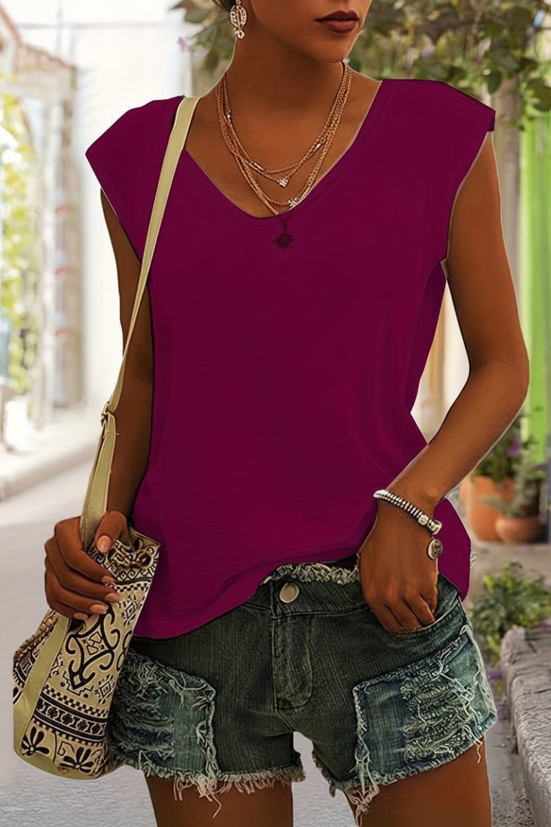 Studioaufnahme: Schwarzes, elegantes Damen Basic Shirt "Eva" mit V-Ausschnitt, ideal für Büro & Freizeit.