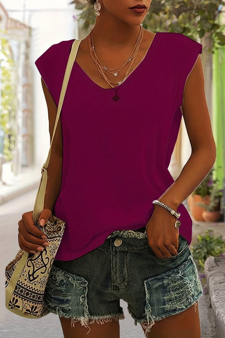 Studioaufnahme: Schwarzes, elegantes Damen Basic Shirt "Eva" mit V-Ausschnitt, ideal für Büro & Freizeit.