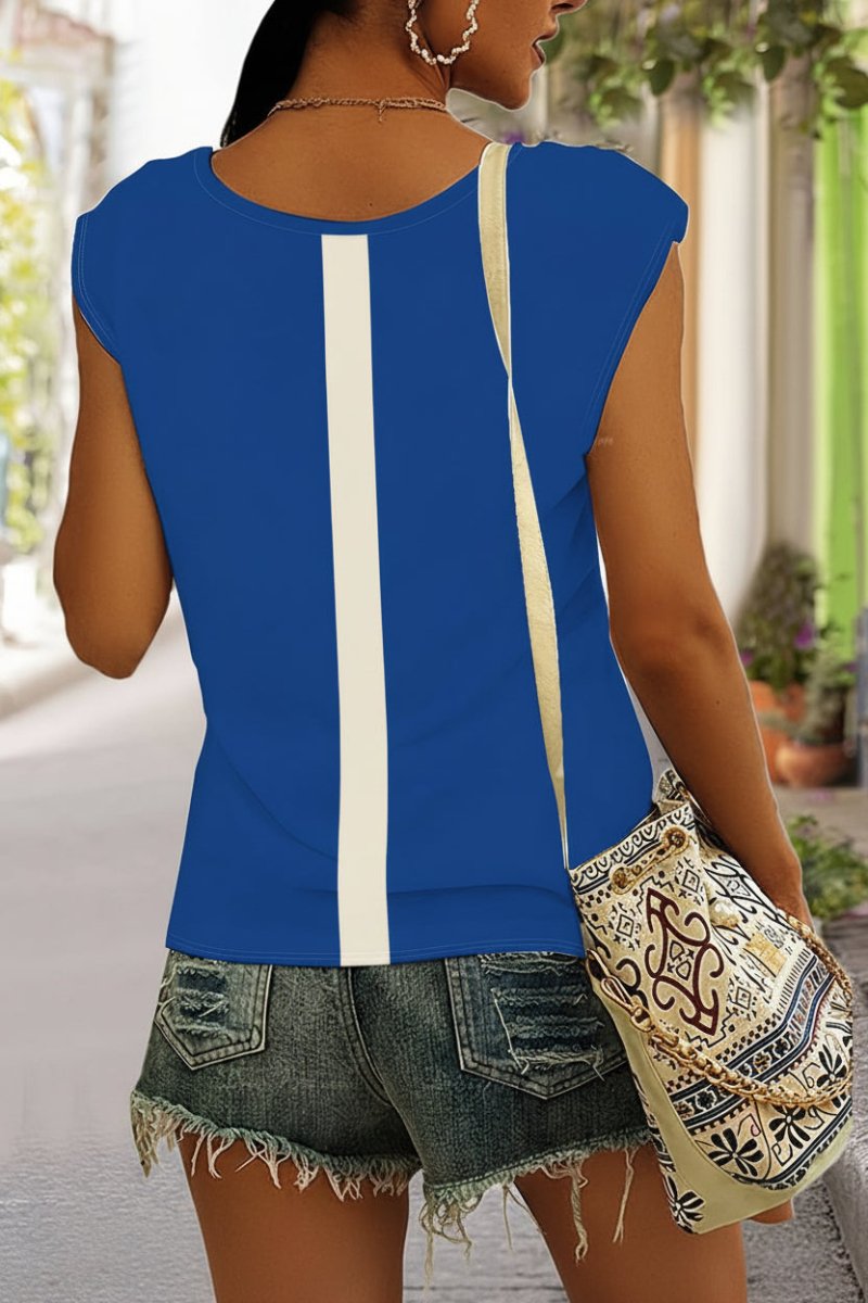 Model trägt weißes, lockeres Damen V-Ausschnitt-Shirt "Eva" mit Jeans, lässiger Look.
