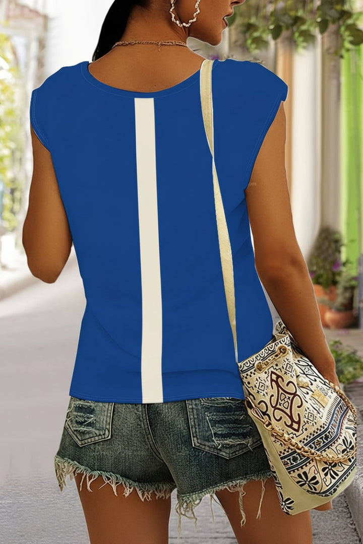 Model trägt weißes, lockeres Damen V-Ausschnitt-Shirt "Eva" mit Jeans, lässiger Look.