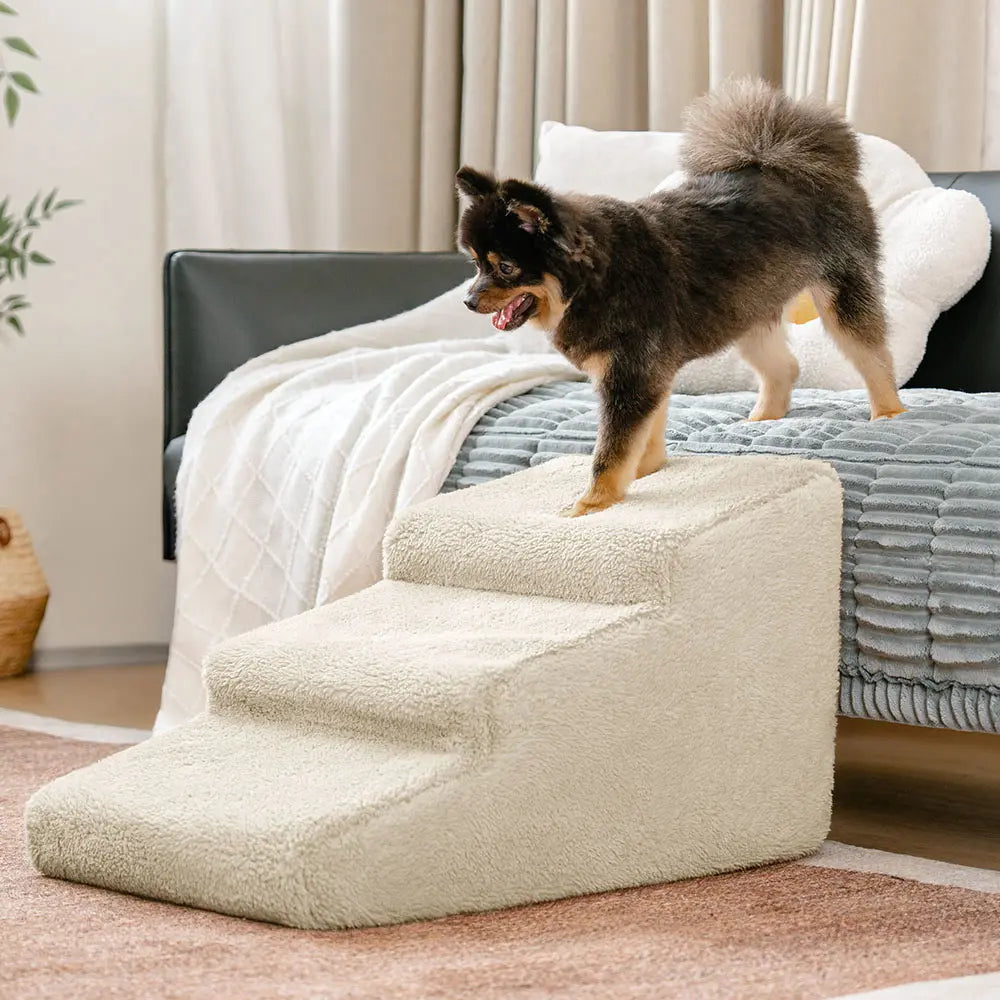 Weiche Hundetreppe in Creme, Kletterhilfe für Gelenkschutz von kleinen & alten Hunden, praktischer Couchzugang.