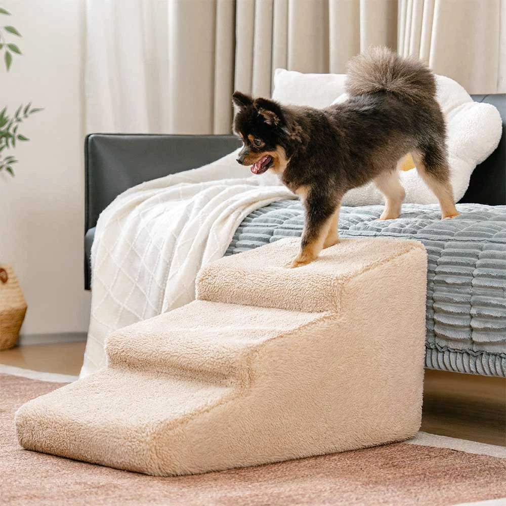 Weiche Stufen Hundetreppe in Creme mit Gelenkschutz für kleine Hunde. Waschbare Haustiertreppe für Sofa & Bett.