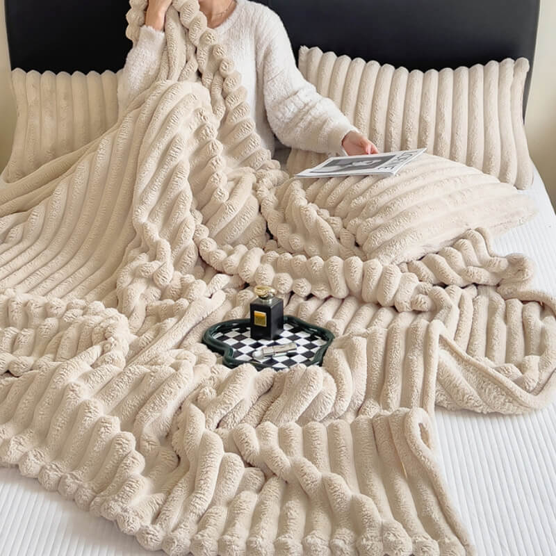 Weiche Kunstfell Plüschdecke für Sofa und Haustiere, eine gemütliche Kuscheldecke in neutralem Ton.