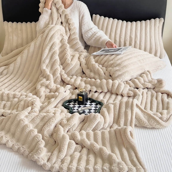 Weiche Kunstfell Plüschdecke für Sofa und Haustiere, eine gemütliche Kuscheldecke in neutralem Ton.