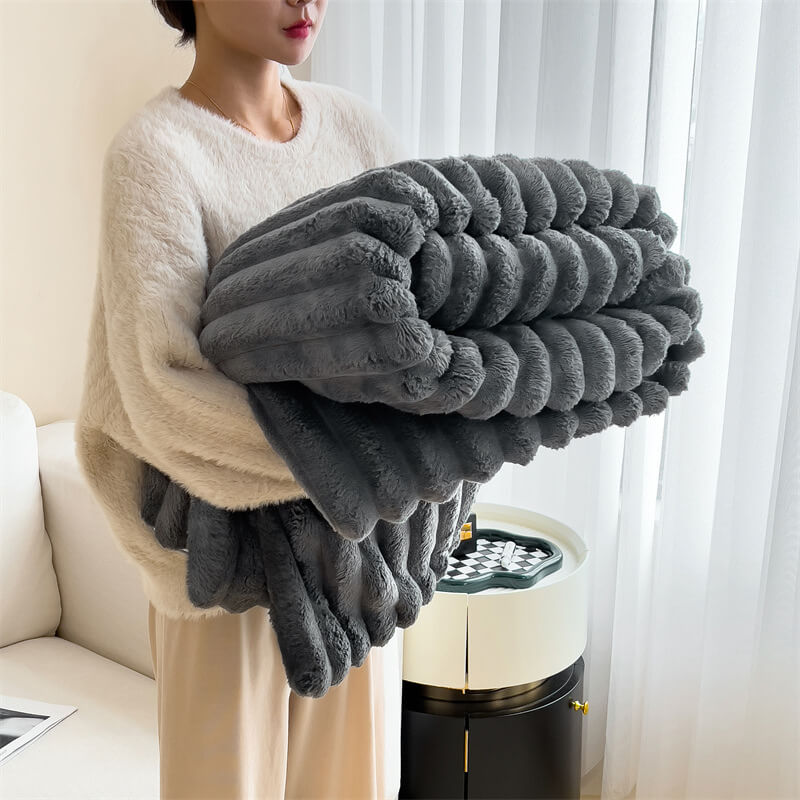 Luxuriöse Kunstfell Plüschdecke mit flauschiger Textur, perfekte Sofakuscheldecke für Gemütlichkeit.