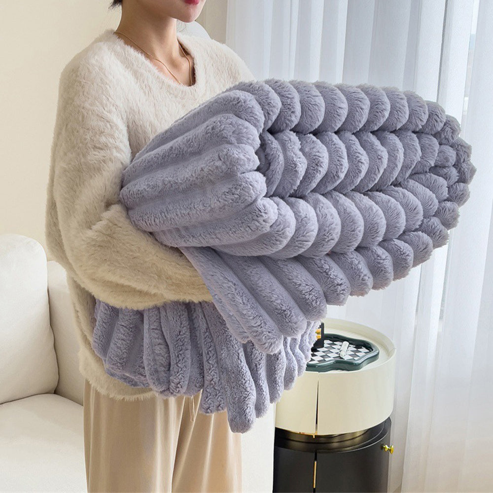Winterdecke aus weichem Kunstfell, ideal als warme Plüschdecke für Sofa und gemütliche Haustierruhezone.