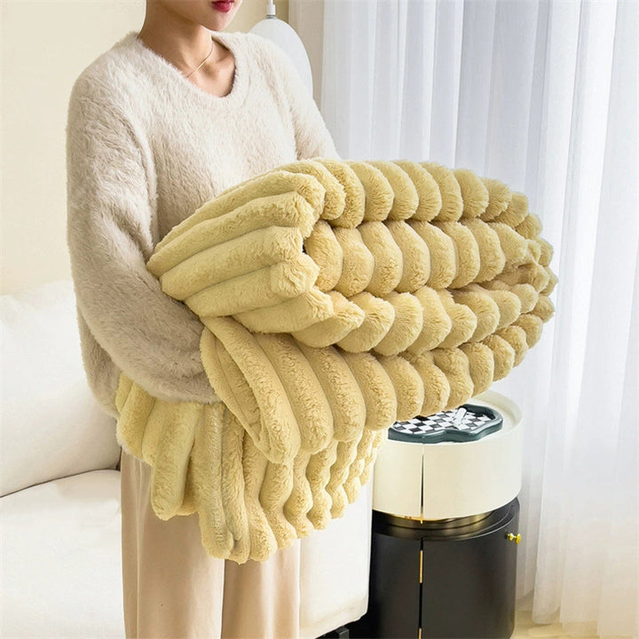 Robuste, weiche Kunstfell Kuscheldecke, pflegeleicht, für Sofa & Haustiere als wärmender Überwurf.