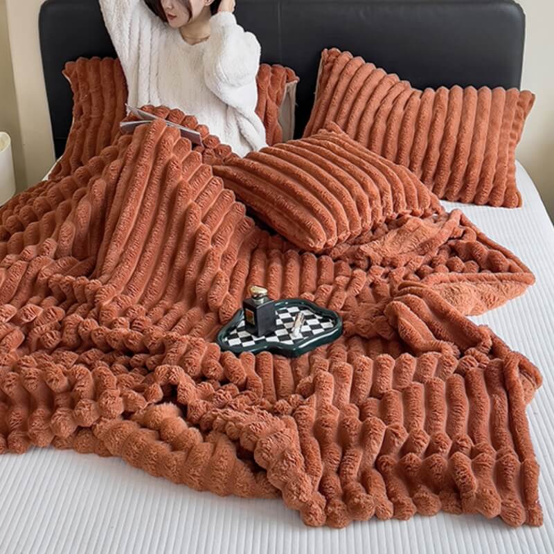 Flauschige Kunstfell-Decke als Sofakuscheldecke oder warme Haustierdecke für den Winter.