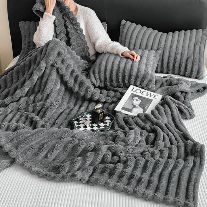 Gemütliche Plüschdecke aus Kunstfell, perfekt als Überwurf oder warme Haustierdecke für Sofa & Sessel.