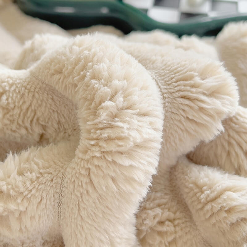 Warme Plüschdecke aus Kunstfell für Sofa und Haustiere, eine dicke Kuscheldecke als Winterdecke.