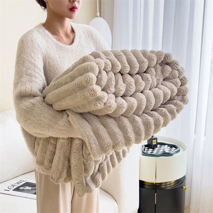 Stilvolles Wohnaccessoire: Weiche Plüschdecke aus Kunstfell als Überwurf für Sofa oder Bett.