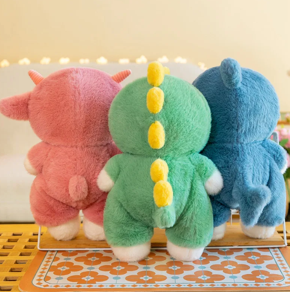 Fröhliches Kind spielt und kuschelt mit seinem weichen, verspielten Plüsch-Teddybär als Spielzeug.