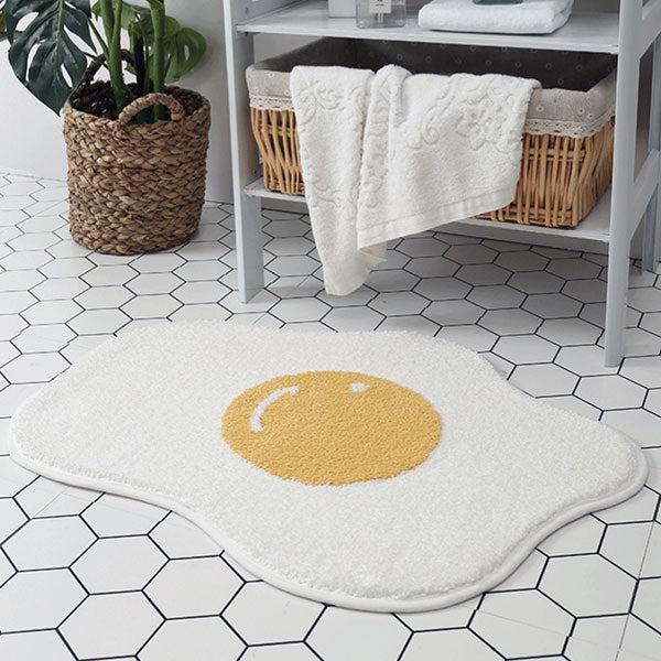 Plüschiger Spiegelei Teppich aus Polyester, weich & pflegeleicht. Perfekt als Badteppich oder Bodendekoration.