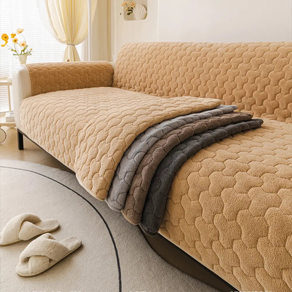 Komfortabler Plüsch-Couchbezug, rutschfest & pflegeleicht. Optimaler Schutz für jedes Sofa.