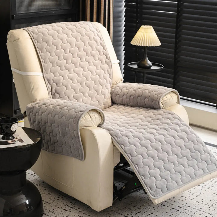 Robuster Couchbezug aus Plüsch, optimaler Tierschutz & Möbelschutz fürs Wohnzimmer.