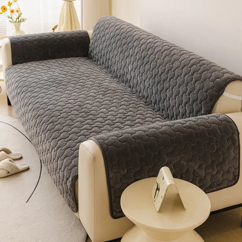 Moderner Plüsch-Couchbezug, weich & rutschfest, schützt Ihr Sofa effektiv.