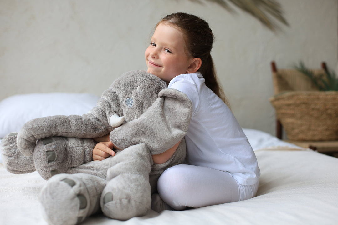 Kuschelweiches 40cm Plüsch Elefanten Kissen. Ideales Plüschtier und bequeme Schlafhilfe für Kinder und Babys.