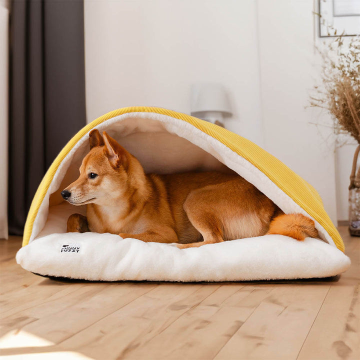 Kleiner Hund kuschelt im flauschigen Welpenschlafsack, dem extrem weichen Hundebett.