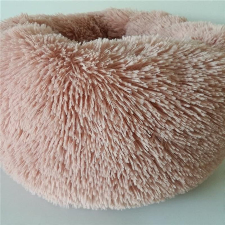 Kuscheliges Hundebett aus weichem Kunstfell, ideal für entspannten Schlaf und Wärme.
