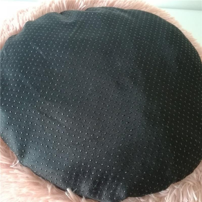 Gemütliches Katzenbett aus luxuriösem Kunstfell, maschinenwaschbar und sehr weich.