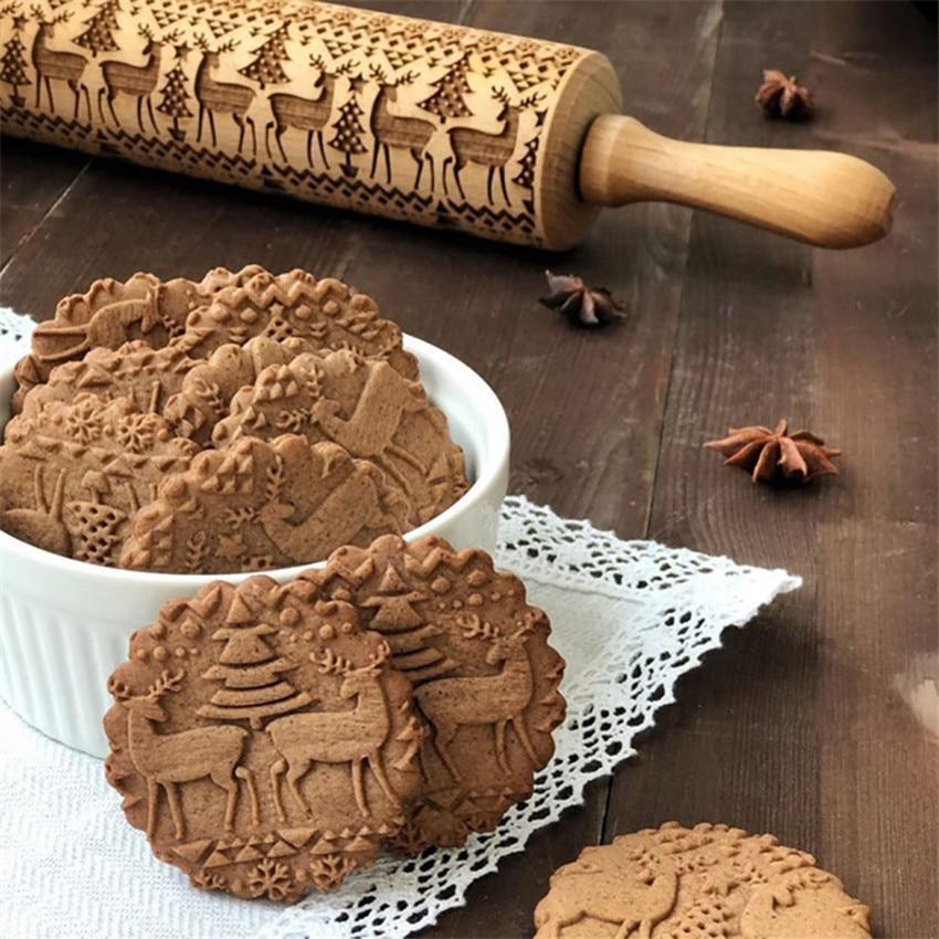 Weihnachtliches Präge-Nudelholz aus Ahorn für festliche Kekse, ideal zum Backen von Gebäck mit Familien.