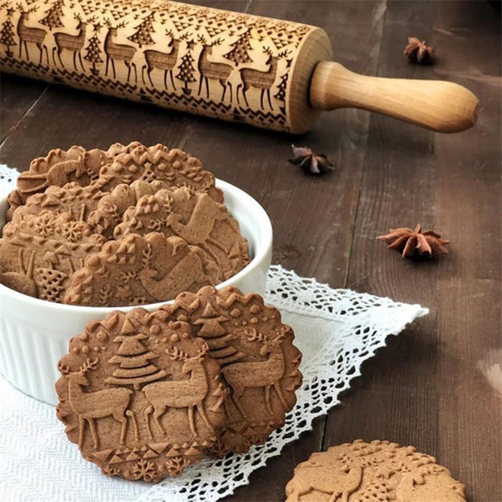 Weihnachtliches Präge-Nudelholz aus Ahorn für festliche Kekse, ideal zum Backen von Gebäck mit Familien.