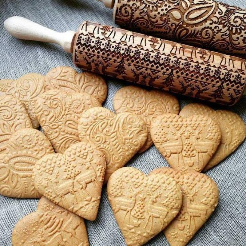 Detailliertes Weihnachtsnudelholz zum Prägen von festlichen Keksen; Ahorn-Handwerk für zauberhafte Backergebnisse.