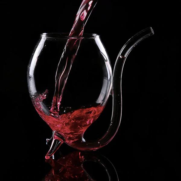 Hochwertiges Weinglas mit Strohhalm; stilvoll Weine und Cocktails genießen.