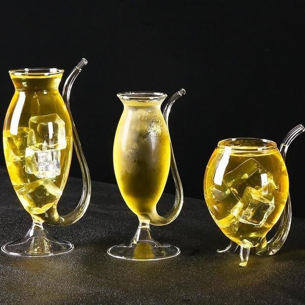 Praktisches Cocktailglas mit integriertem Strohhalm; ideal für elegante Parties.