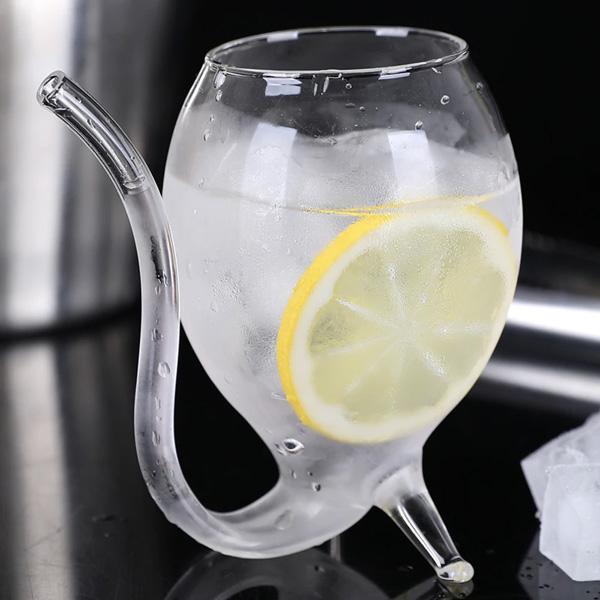 Transparentes Trinkglas aus Borosilikatglas mit integriertem Strohhalm für Wein.