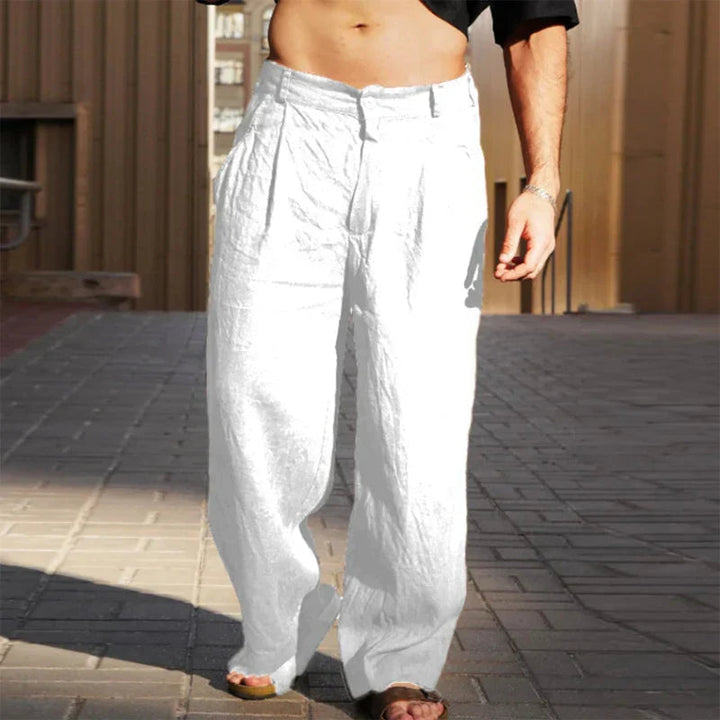 Lässige, elegante Herrenmode: weite, luftige Sommerhose für stilvolle Freizeitlooks. Komfortabel und modern.
