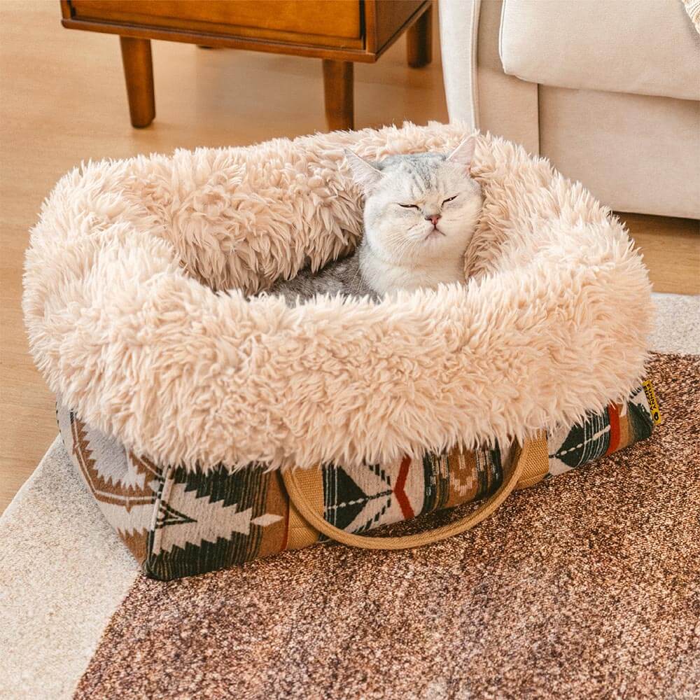 Grüner Haustierträger für kleine Katzen & Hunde, wendbar zu einem komfortablen Kuschelbett.