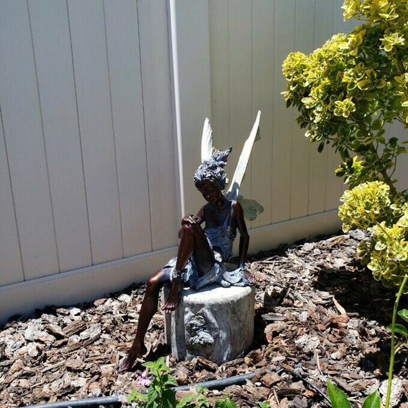 Detailreiche Feen-Statue aus wetterfestem Harz, steingrau, perfekt als märchenhafte Gartendekoration.