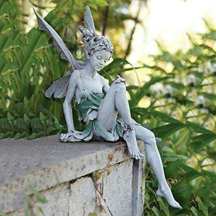 Nahaufnahme einer filigranen Harz-Feenstatue in Bronze-Optik, wetterfest für den Gartenbereich.